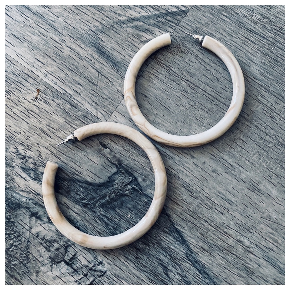 BEIGE MARBLE PRINT GORGEOUS HOOP EARRINGS - Picture 3 of 6